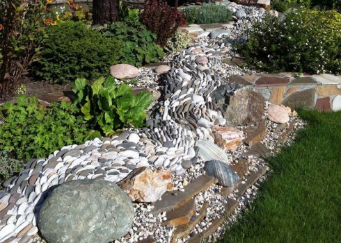 Применение сухого ручья в ландшафтном дизайне и его создание своими руками