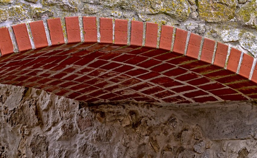 Пласка арка з цегли