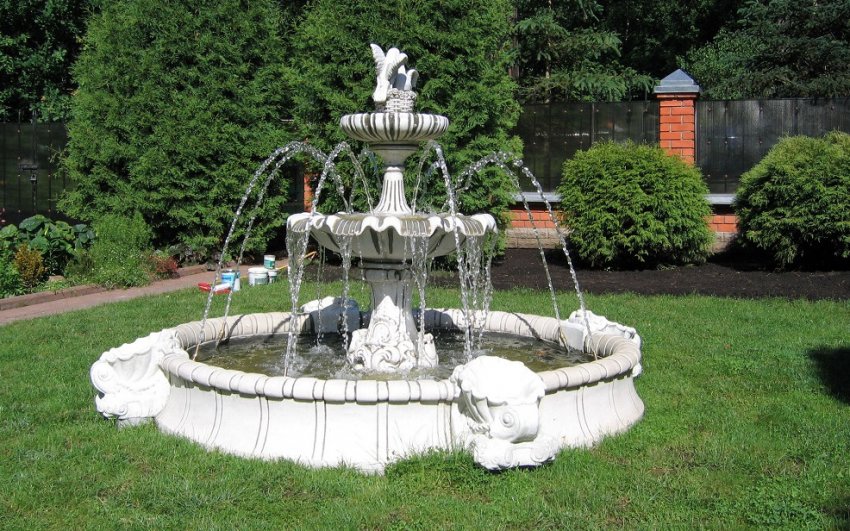 Стаціонарний фонтан на ділянці