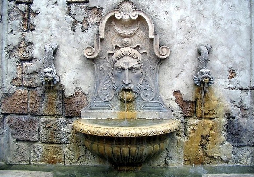 Стінний фонтан