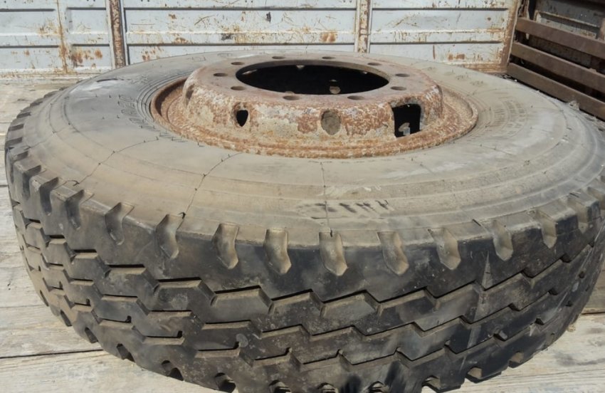 Покришка від автомобіля Покришка від автомобіля