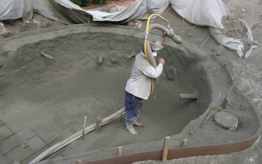 Заливка ставка бетоном