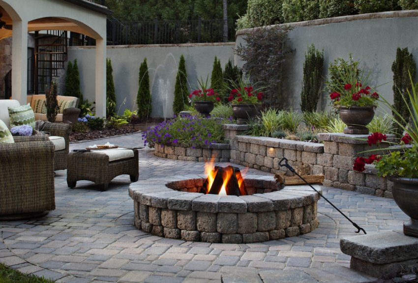 Патіо з вогнищем