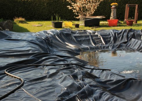 Створення декоративного ставка з поліетиленової плівки
