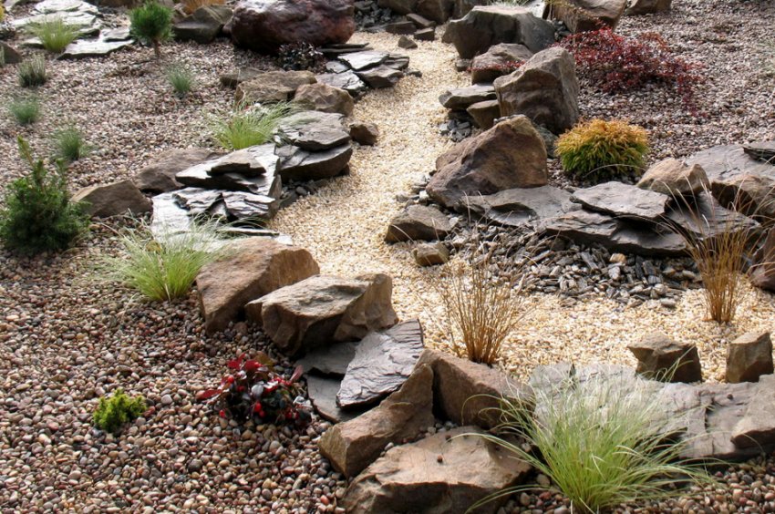 Сухий струмок у саду