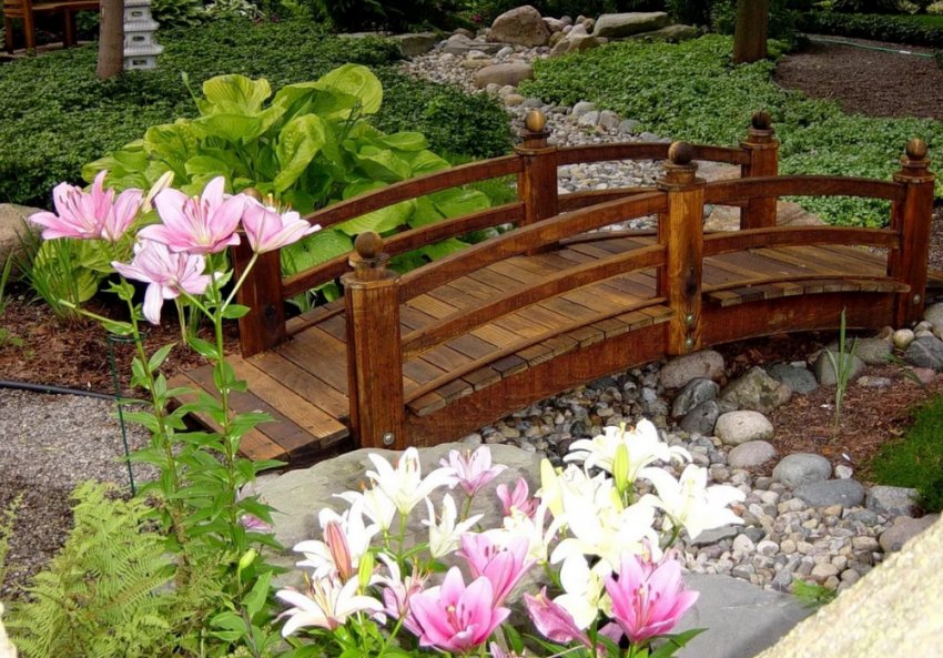 Декоративний міст у саду