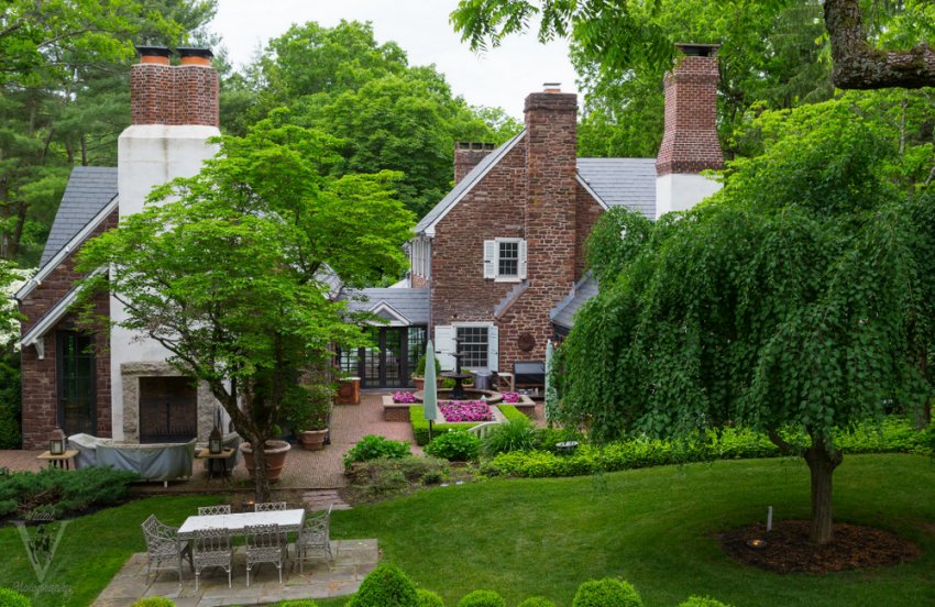 Загородний будинок з садом