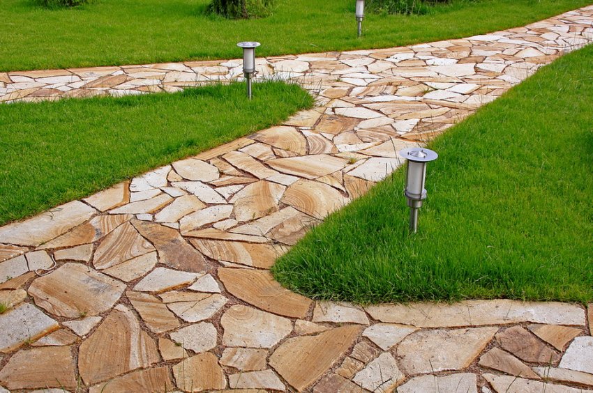 Доріжка у дворі