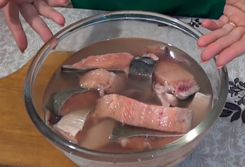 Как быстро и вкусно посолить. Горбуша в рассоле кусочками. Горбуша соленая в рассоле. Посол горбуши в рассоле кусочками. Посолить горбушу кусочками быстро и вкусно.