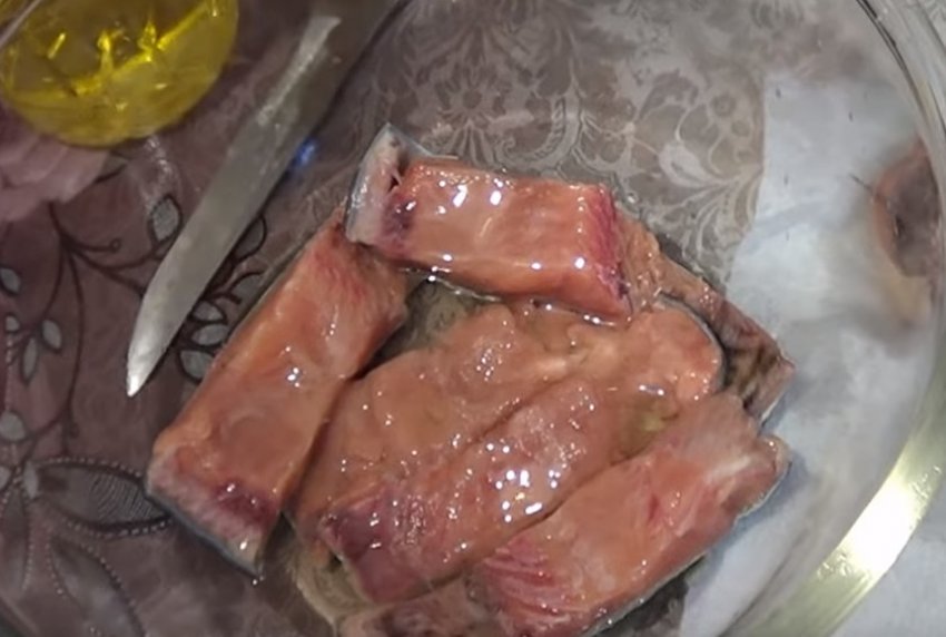Горбуша в рассоле быстрого посола. Горбуша в рассоле кусочками. Посол горбуши в рассоле кусочками. Посолить горбушу кусочками быстро и вкусно. Горбуша соленая в рассоле в домашних.