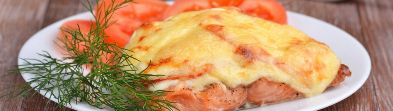 Як запекти горбушу з помідорами та сиром у духовці: покроковий рецепт