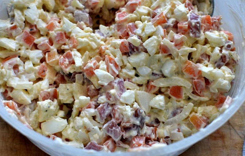 Салат из горбуши горячего и холодного копчения, с