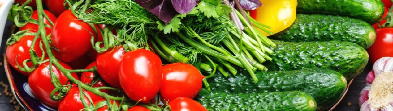 У Ярославському тепличному комплексі збирають овочі та троянди