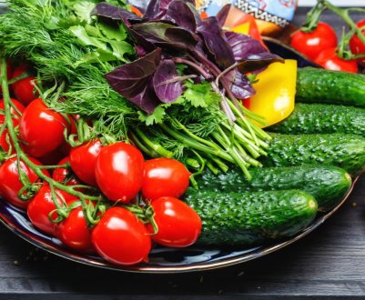 У Ярославському тепличному комплексі збирають овочі та троянди