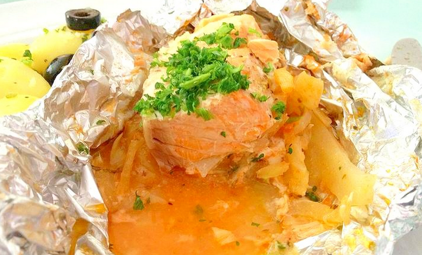 Картошка горбуша сливки. Горбуша в фольге с овощами. Горбуша с картошкой в фольге. Горбуша с картошкой в духовке в фольге. Горбуша с картошкой в фольге порционно