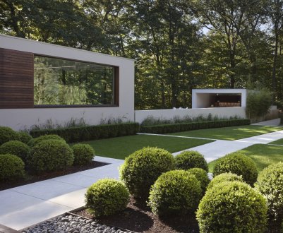 Сучасний ландшафтний дизайн перед будинком