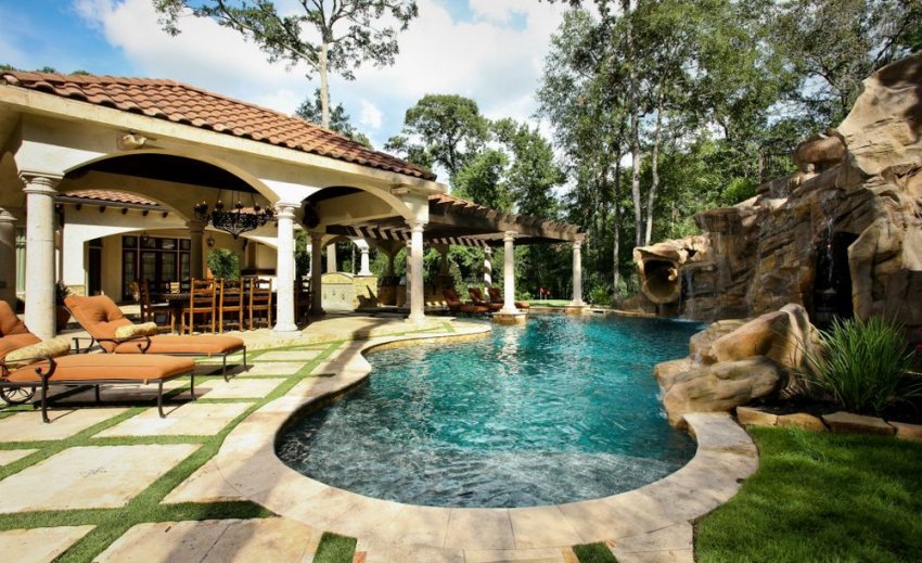 Середземноморське патіо з басейном Середземноморське патіо з басейном