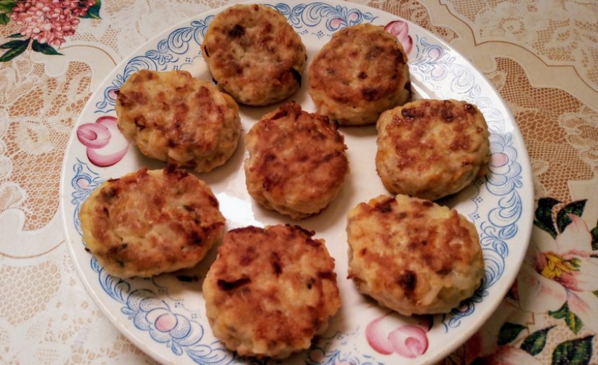 З консервованої горбуші з манкою З консервованої горбуші з манкою