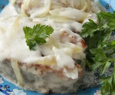 Як приготувати горбушу зі сметаною на сковороді