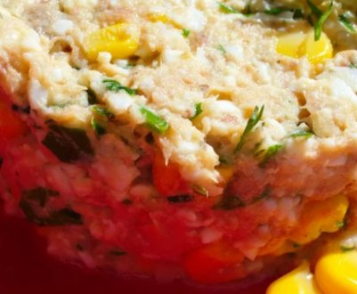 Як приготувати рибний салат із рисом із консервованої горбуші