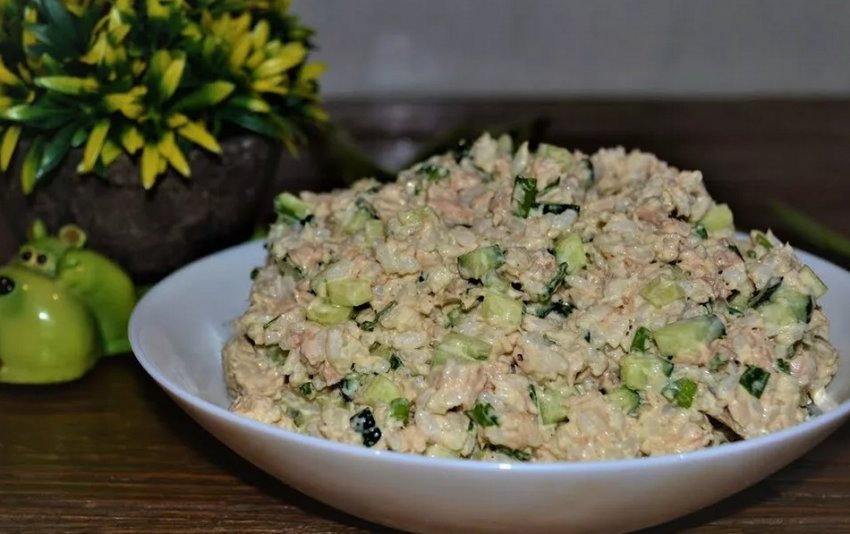Салат із горбушею та рисом Салат із горбушею та рисом