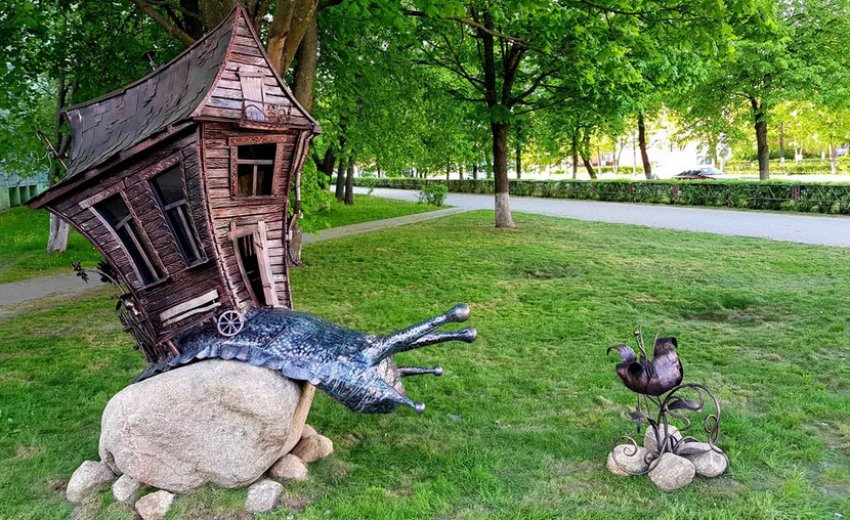 Садові скульптури разом з деревами Садові скульптури разом з деревами
