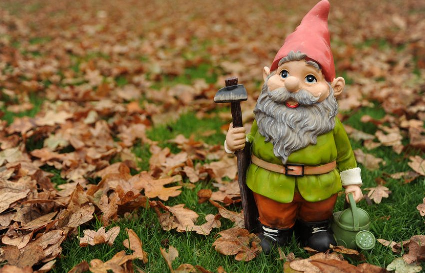 Садова скульптура в осінньому пейзажі Садова скульптура в осінньому пейзажі