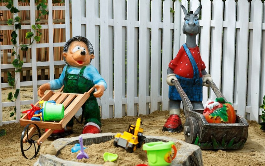 Садові фігури перед дитячим майданчиком Садові фігури перед дитячим майданчиком