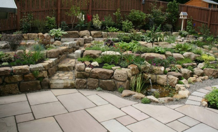 Альпінарій у формі схилу з терасами Альпінарій у формі схилу з терасами