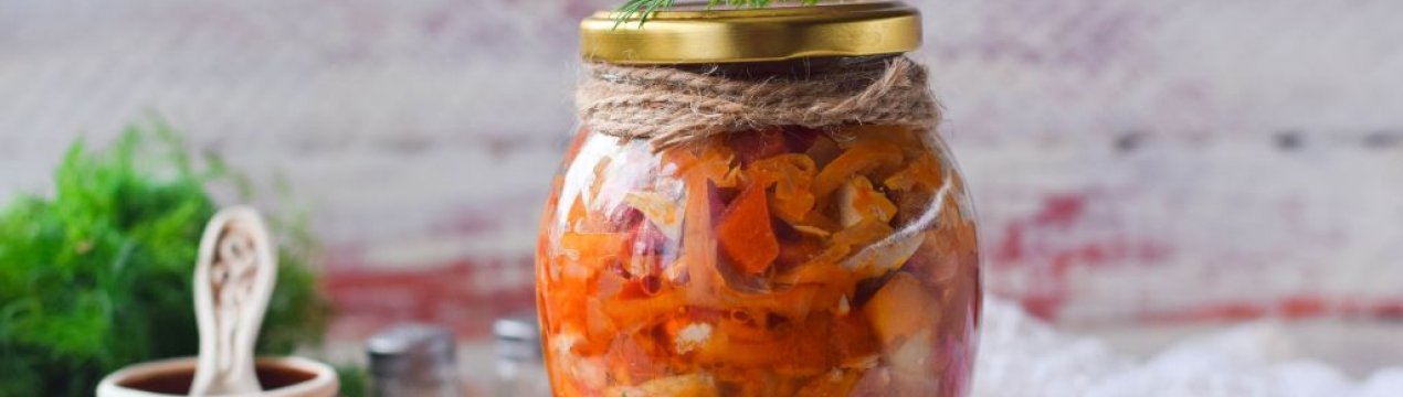 Як приготувати салат із горбушею на зиму в банках