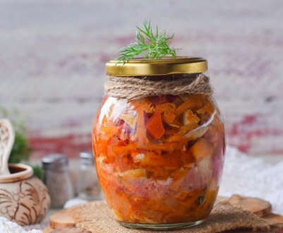 Як приготувати салат із горбушею на зиму в банках