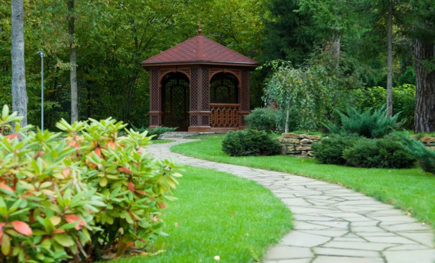 Доріжка, що веде до бесідки