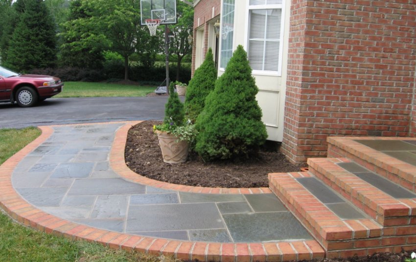 Тротуарна плитка на крильці будинку