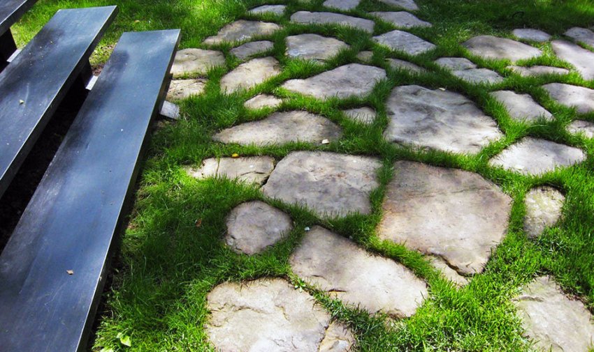 Доріжка з природного каменю