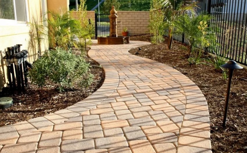 Тротуарна плитка в саду
