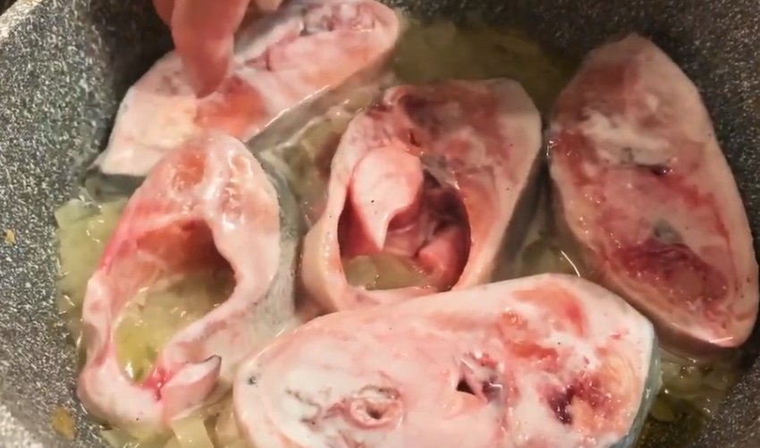 горбуша запеченная в кефире. горбуша на кефире в фольге. горбуша с овощами. горбуша в кефире. замариновать горбушу в молоке.