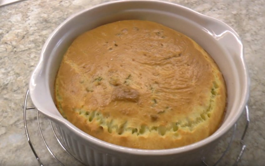 Заливний пиріг із консервованої горбуші