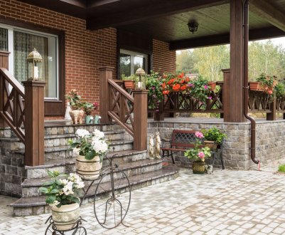 Створення ландшафтного дизайну навколо будинку з крильцем