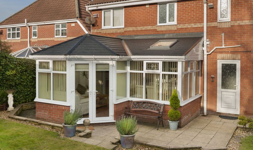 Крильце будинку закритого типу