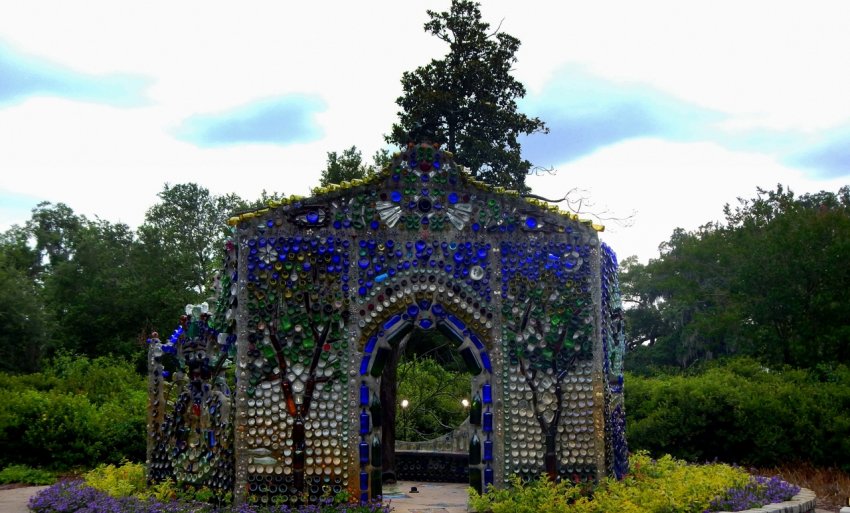 Бесідка з скляних пляшок