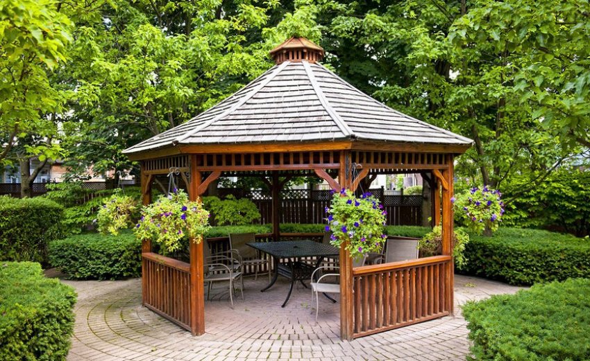 Альтанка з садовими меблями Альтанка з садовими меблями