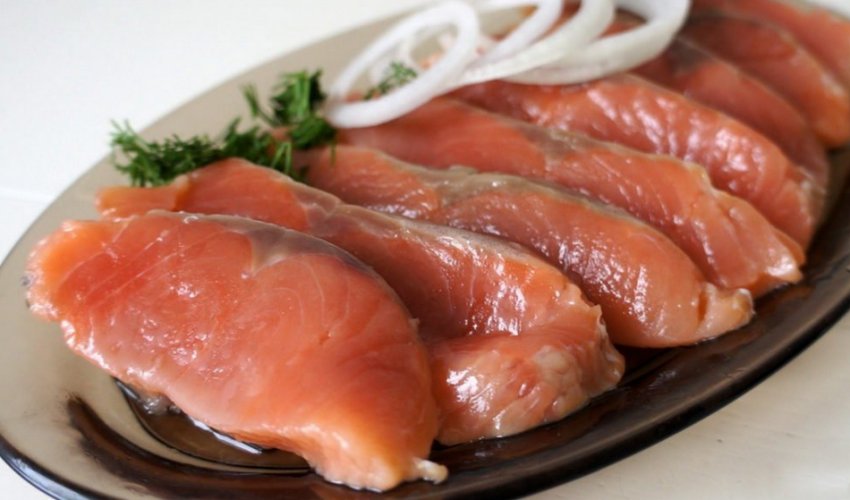 Малосольна горбуша в олії з цибулею Малосольна горбуша в олії з цибулею