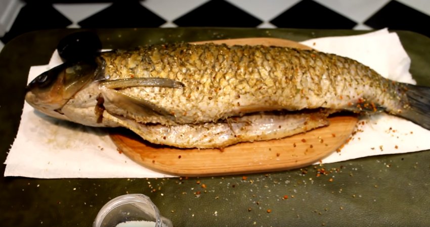 Белый амур рецепты приготовления в духовке. Белый Амур жареный. Белый Амур в духовке. Белый Амур целиком в духовке. Белый Амур рыба в духовке