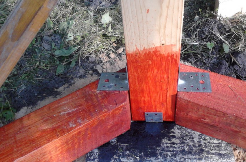 Встановлення вертикальних стовпів бесідки