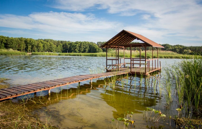 Бесідка біля води