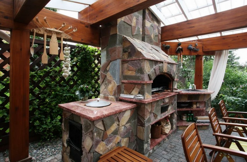 Бесідка з барбекю