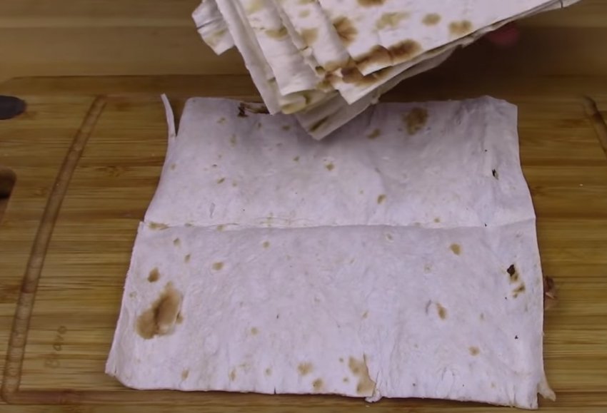 Засохший лаваш. Можно ли есть тонкий лаваш при похудении. Лаваш мягкий. Лаваш с начинкой горбуша солёная. Ленивый сабурани из лаваша с сыром в духовке.