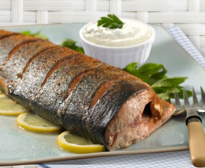 Горбуша, запечена цілком у духовці у фользі