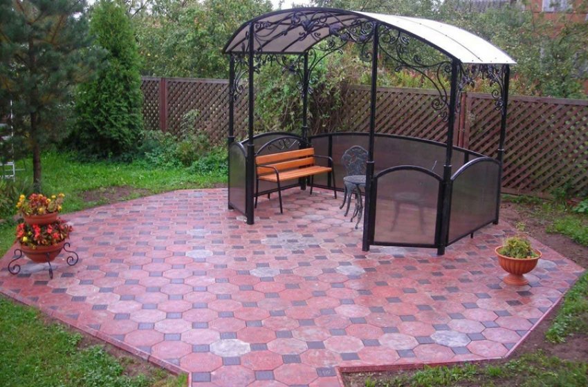 Бесідка з профільною трубою та плиточною підлогою