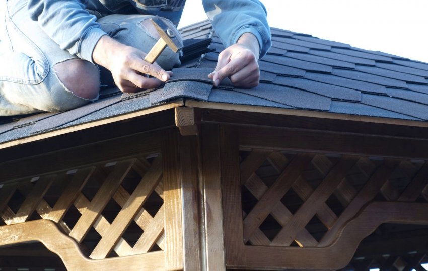 Укладання даху на бесідку Укладання даху на бесідку